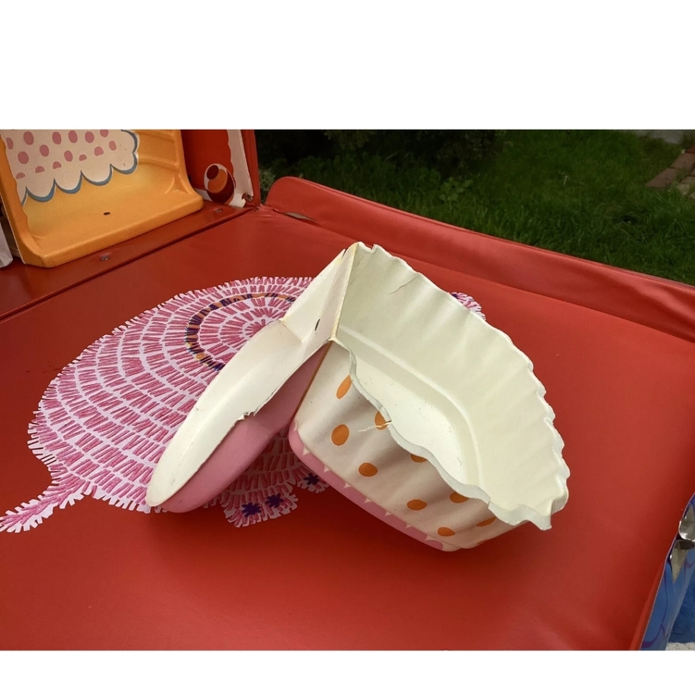 Mattel Cheerful and Tearful nursery/carrying case playset with two dolls bed. - Picture 11 of 16